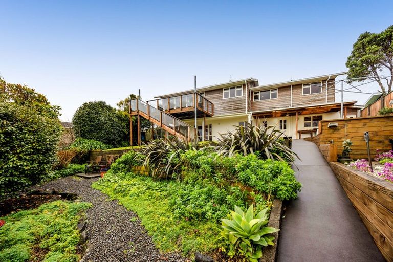 Photo of property in 21 Longview Drive, Merrilands, New Plymouth, 4312