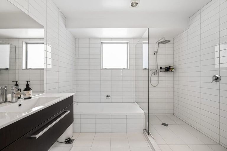 Photo of property in 1/3 Severn Street, Island Bay, Wellington, 6023