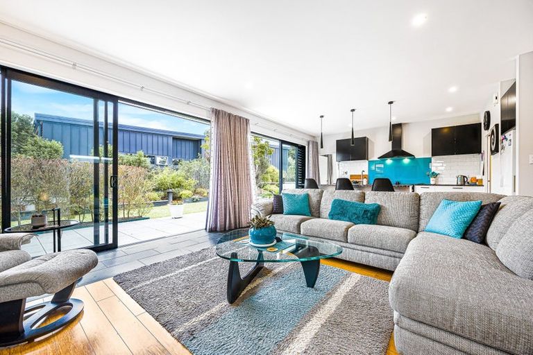 Photo of property in 18 Awanui Crescent, Matakana, 0985