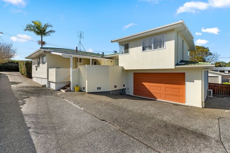 Photo of property in 1/296 Wairau Road, Glenfield, Auckland, 0629