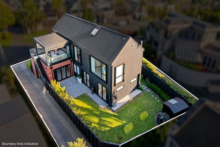 Photo of property in 10 Vaughan Crescent, Murrays Bay, Auckland, 0630