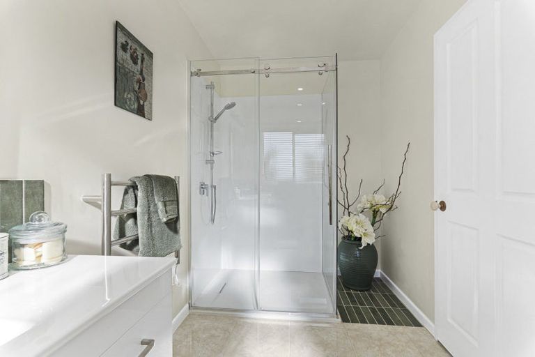 Photo of property in 3 Waiwera Place, Merrilands, New Plymouth, 4312