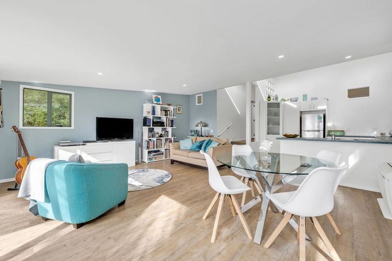 Photo of property in 11 Opou Road, Titirangi, Auckland, 0604