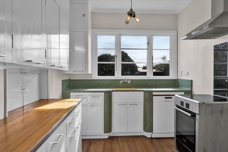 Photo of property in 230 South Road, Hawera, 4610