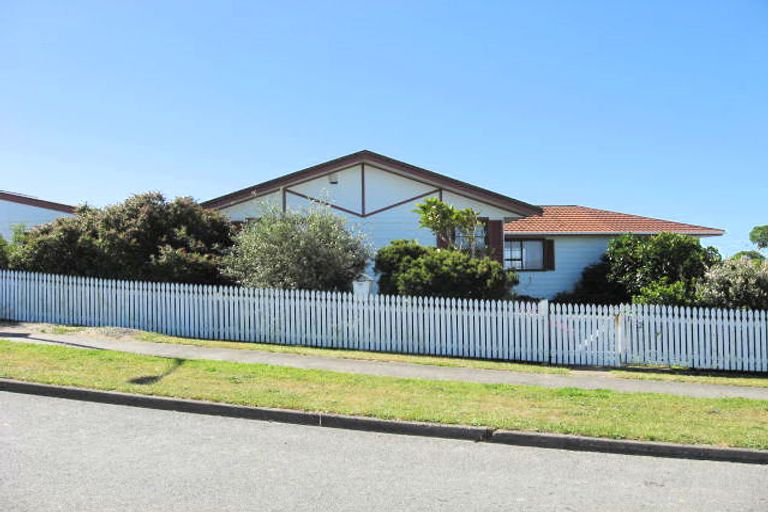 Photo of property in 132 Pikarere Street, Titahi Bay, Porirua, 5022