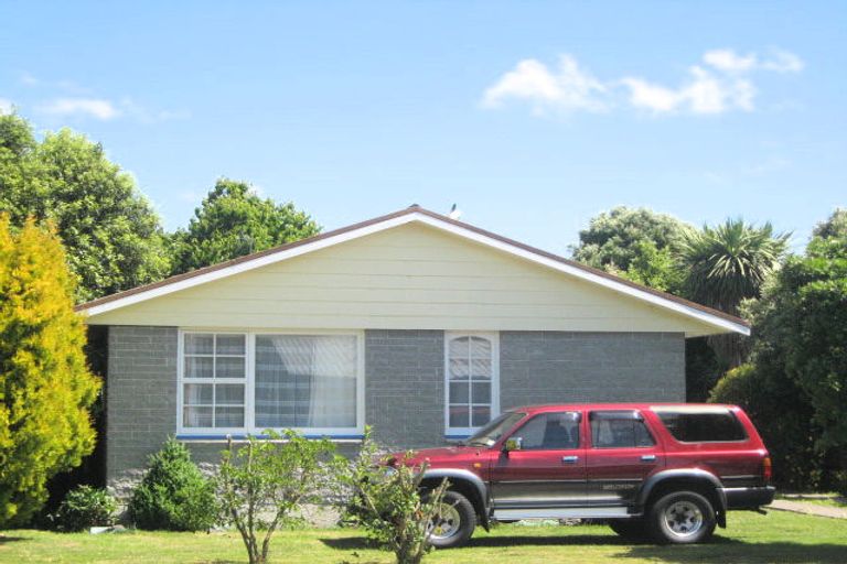 Photo of property in 16 Malabar Crescent, Broomfield, Christchurch, 8042