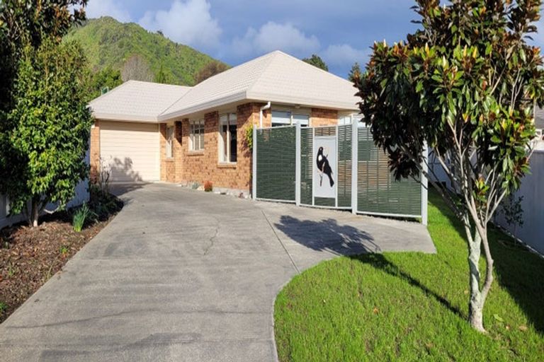 Photo of property in 15 Balmerino Grove, Waikanae, 5036