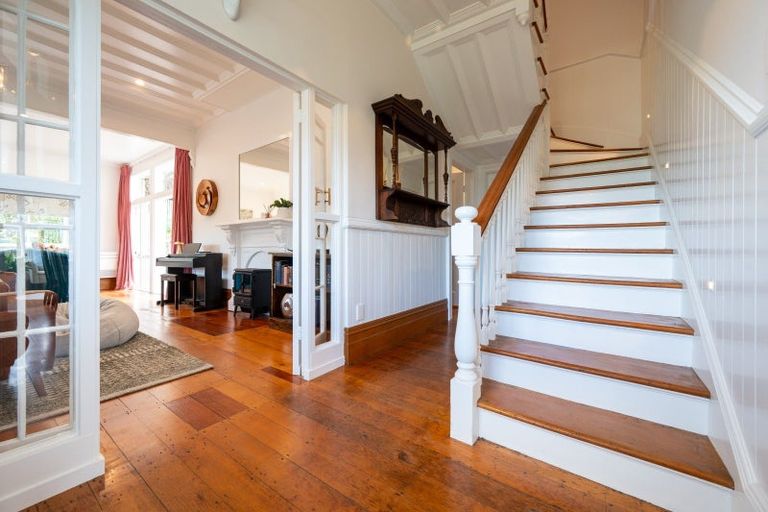 Photo of property in 14 Cameron Road, Bluff Hill, Napier, 4110