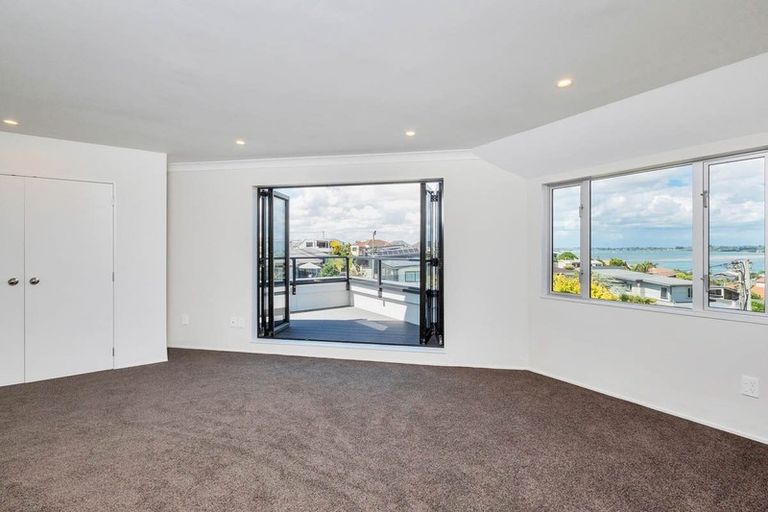 Photo of property in 2/36 Devon Road, Bucklands Beach, Auckland, 2012