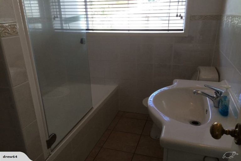 Photo of property in 2/17 Havenwood Place, Birkenhead, Auckland, 0626