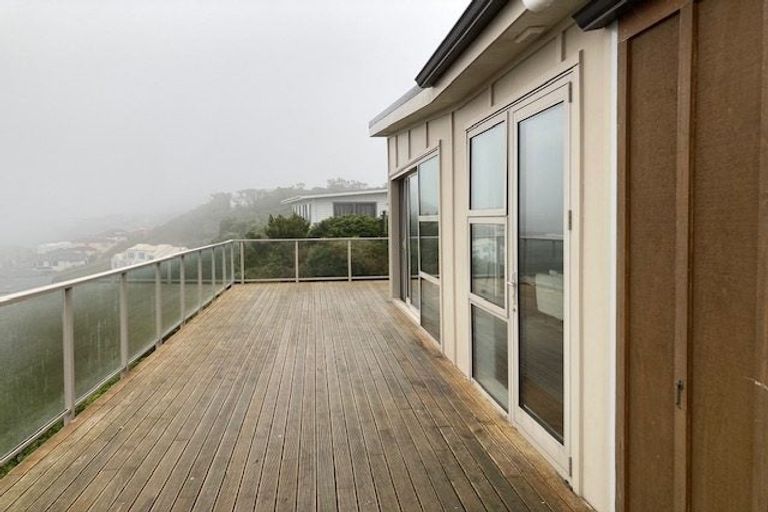 Photo of property in 6b Sunhaven Drive, Newlands, Wellington, 6037