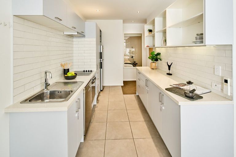 Photo of property in Las Olas De Cuba, 2/35 Torrens Terrace, Mount Cook, Wellington, 6011