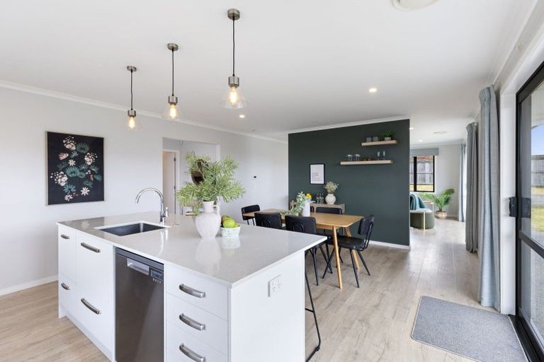 Photo of property in 202 Pacific Drive, Fitzherbert, Palmerston North, 4410