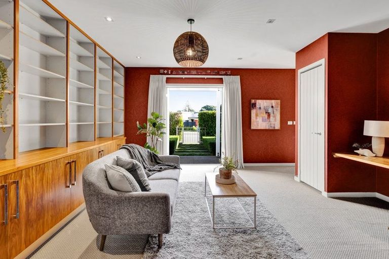 Photo of property in 1 Gleneagles Way, Waiwhakaiho, New Plymouth, 4312