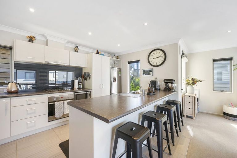 Photo of property in 63 Glanmire Road, Newlands, Wellington, 6037