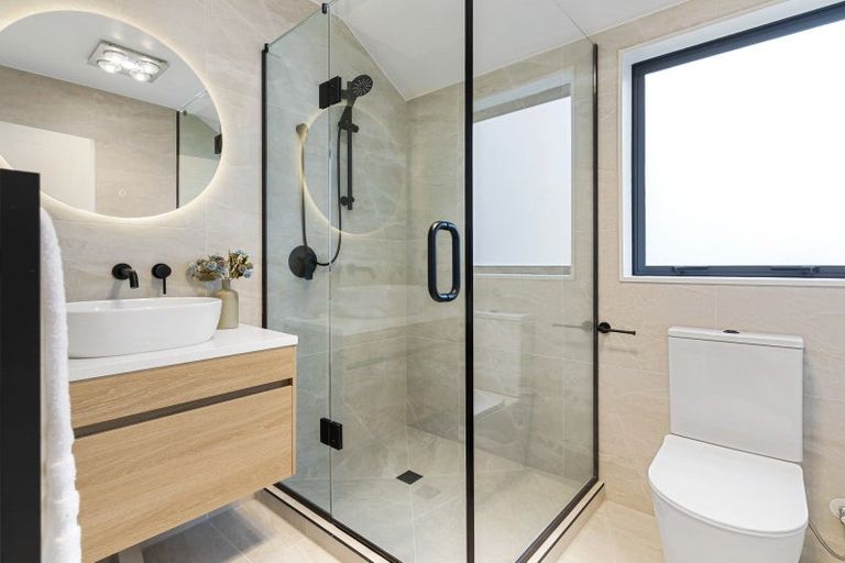Photo of property in 121a Reeves Road, Pakuranga Heights, Auckland, 2010