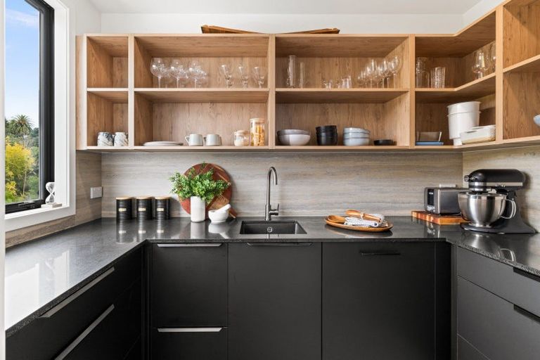 Photo of property in 87 Oak Road, Poraiti, Napier, 4112