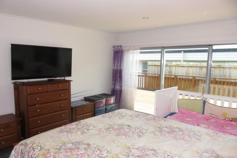 Photo of property in 17 Cresswell Place, Johnsonville, Wellington, 6037