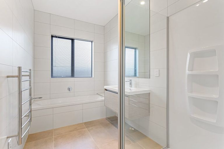 Photo of property in 28 Port Way, Rosehill, 2113