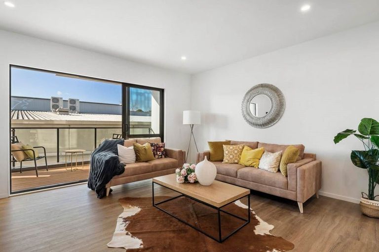 Photo of property in 22 Mina Way, Browns Bay, Auckland, 0630