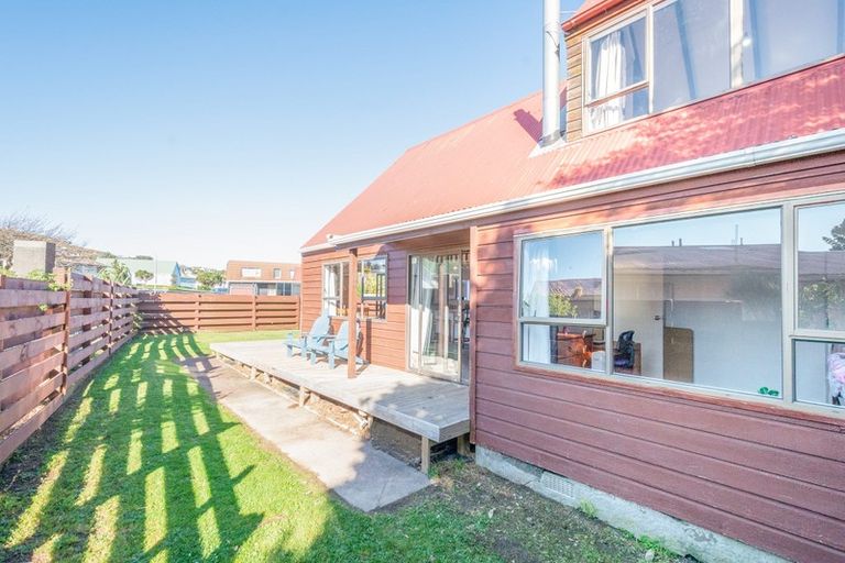 Photo of property in 27a Kingsbridge Place, Newlands, Wellington, 6037