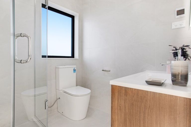 Photo of property in 15 Locket Road, Glenfield, Auckland, 0629