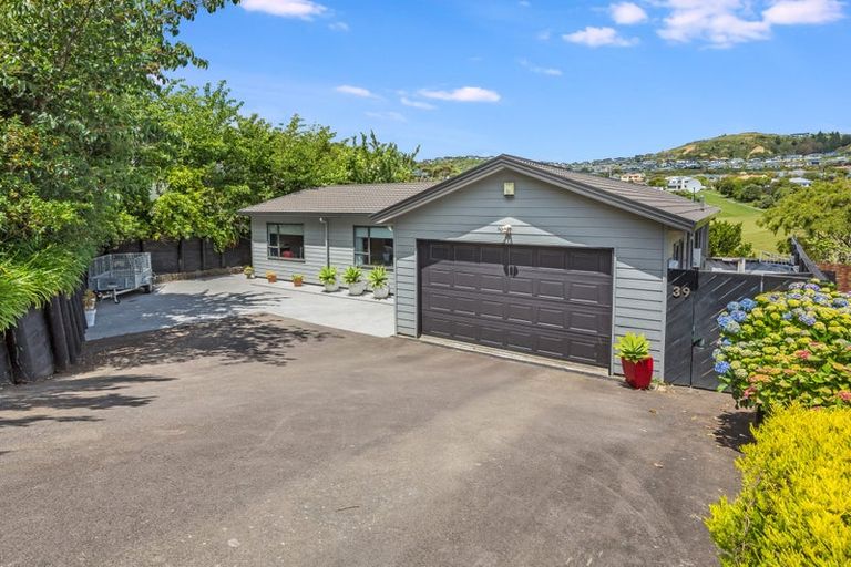 Photo of property in 39 Saunders Close, Whitby, Porirua, 5024
