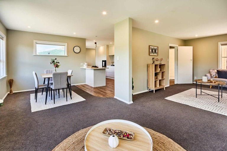 Photo of property in 13 Kereru Bend, Tawa, Wellington, 5028