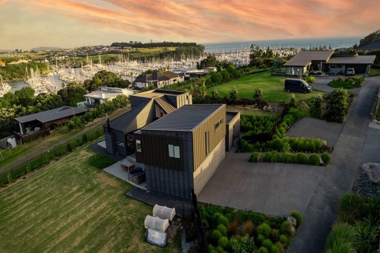 Photo of property in 11 Laguna Place, Matakatia, Whangaparaoa, 0930