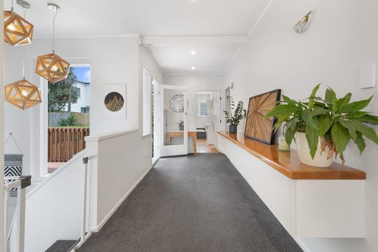 Photo of property in 24 Kingdale Road, Henderson, Auckland, 0610