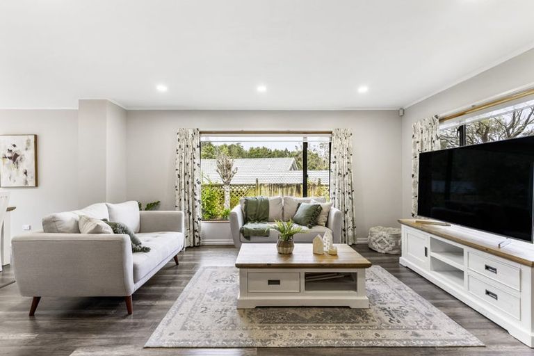 Photo of property in 12 La Roche Place, Northcote, Auckland, 0627