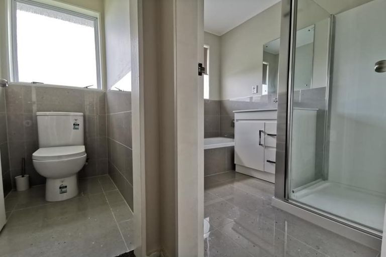 Photo of property in 12 Evesham Place, Newlands, Wellington, 6037