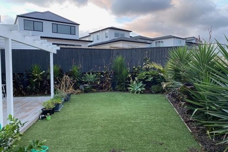 Photo of property in 5 Riroriro Road, Hobsonville, Auckland, 0616