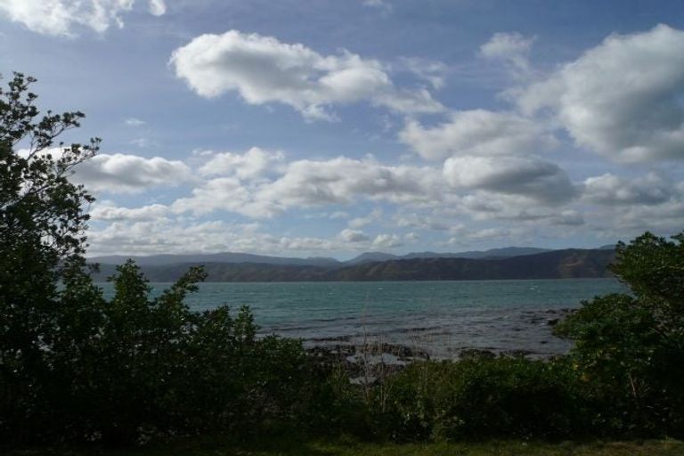 Photo of property in 275u2 Karaka Bay Road, Karaka Bays, Wellington, 6022