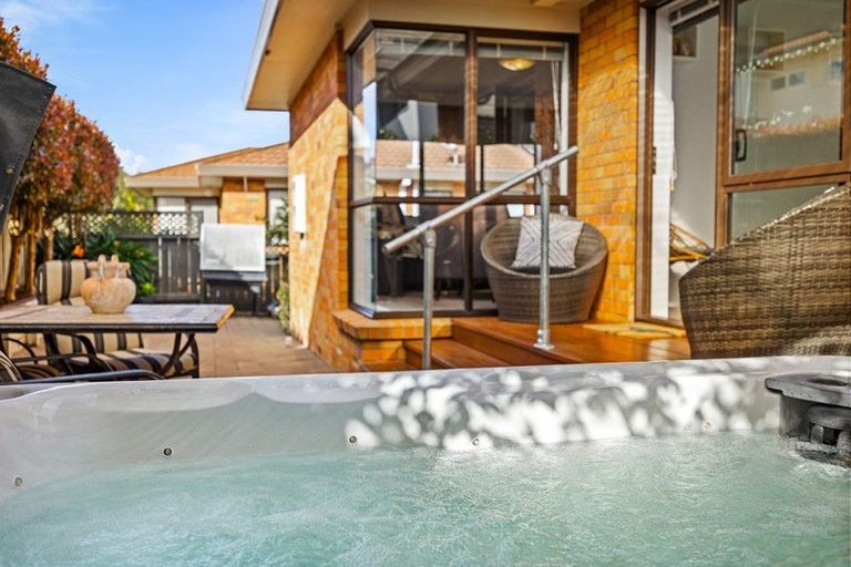 Photo of property in 2/1 Bluefin Way, West Harbour, Auckland, 0618