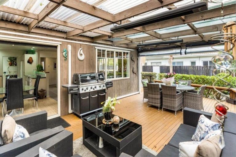 Photo of property in 12 Quo Vadis Place, Red Beach, 0932