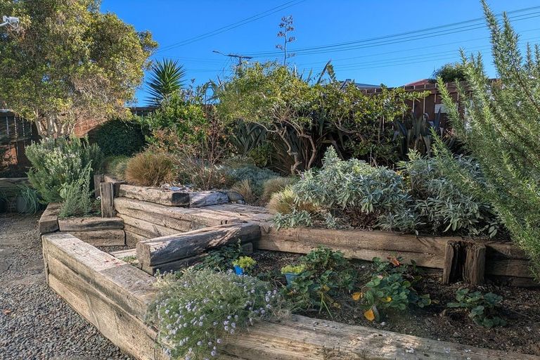 Photo of property in 24 Banks Street, Marfell, New Plymouth, 4310