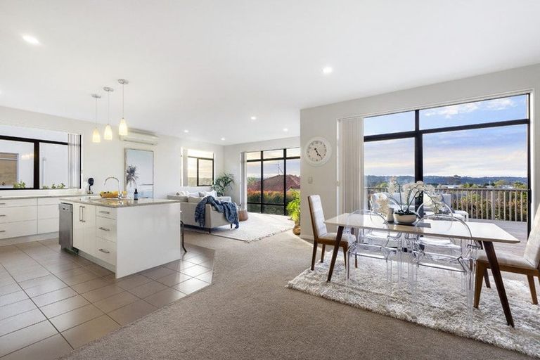 Photo of property in 16 Oak View Terrace, Schnapper Rock, Auckland, 0632