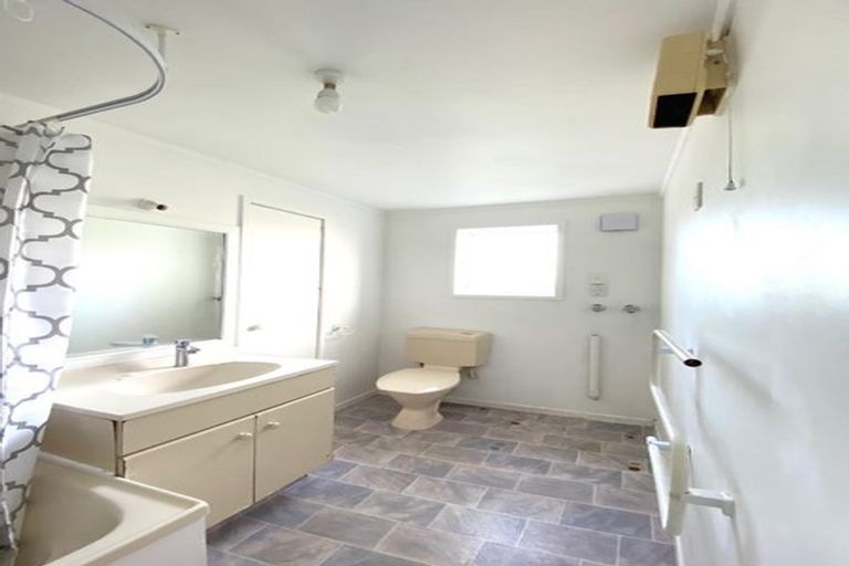 Photo of property in 48 Valley View Road, Glenfield, Auckland, 0629