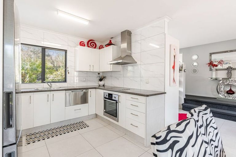 Photo of property in 52 Hewlett Road, Massey, Auckland, 0614