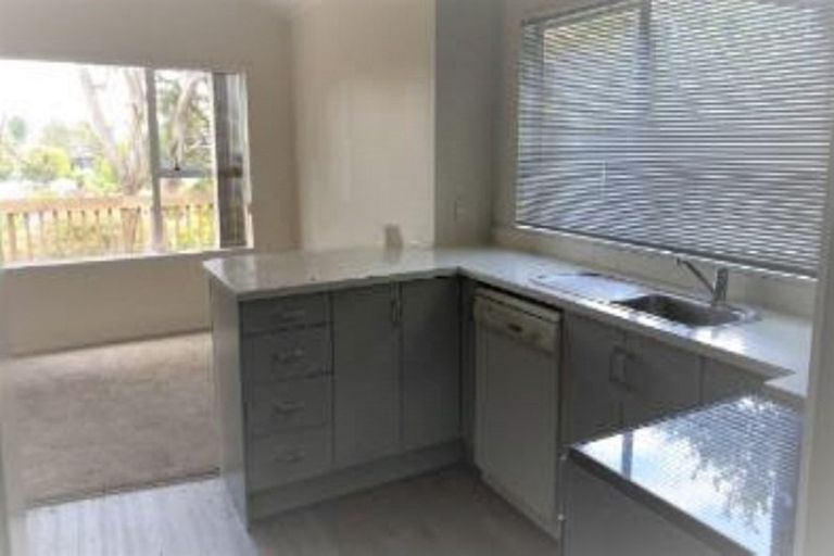 Photo of property in 2/45 Girrahween Drive, Totara Vale, Auckland, 0629