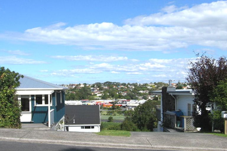 Photo of property in 39 Woodlands Crescent, Browns Bay, Auckland, 0630