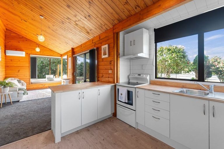 Photo of property in 802 Waitakere Road, Kumeu, 0891