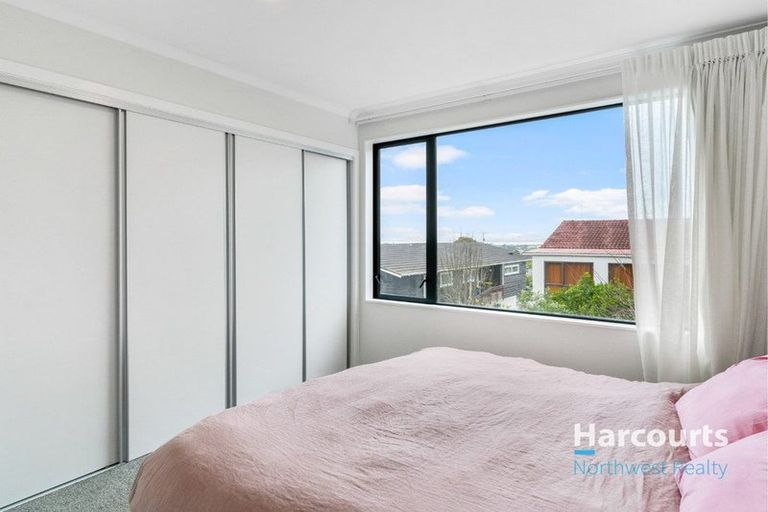 Photo of property in 5 Wharara Lane, Massey, Auckland, 0614