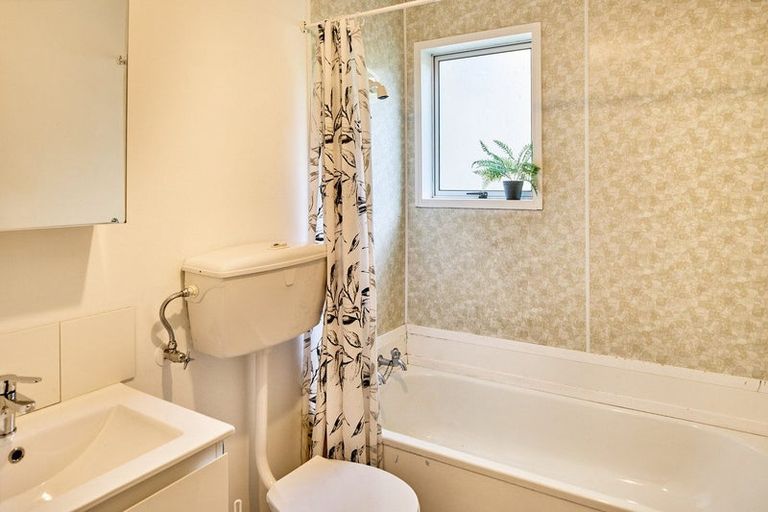 Photo of property in 34a Colchester Crescent, Newlands, Wellington, 6037