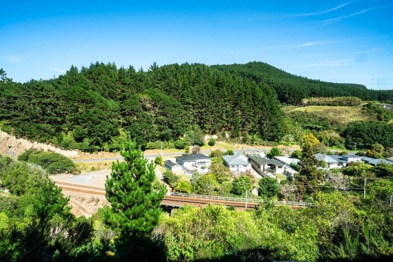 Photo of property in 84 Ara Paiwhenua, Tawa, Wellington, 5028