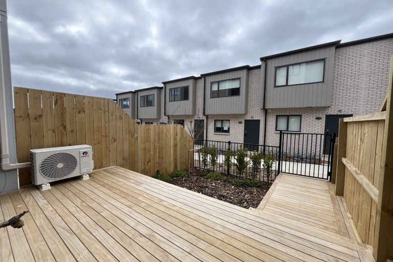 Photo of property in 5 Paetai Lane, Te Atatu Peninsula, 0610