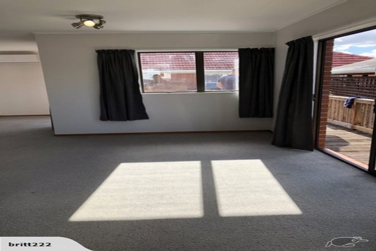 Photo of property in 28a Renata Crescent, Te Atatu Peninsula, Auckland, 0610