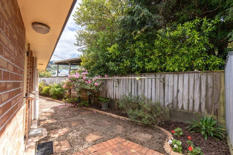 Photo of property in 1b Kereru Bend, Tawa, Wellington, 5028