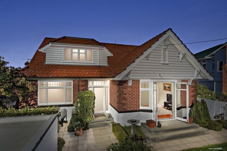 Photo of property in 17 Overtoun Terrace, Hataitai, Wellington, 6021